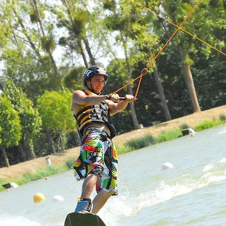 法国之地度假屋 - 蒙孔图尔活动公园 假日公园